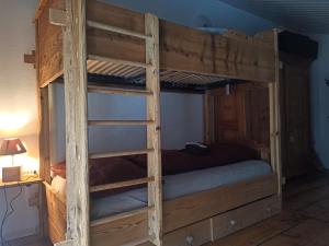 1 Schlafzimmer mit 2 Etagenbetten in einem Zimmer in der Unterkunft Ferienwohnung Unterdorf in Göschenen