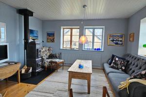 sala de estar con sofá y mesa en Fiskarvillan, en Simrishamn