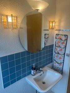 a bathroom with a sink and a mirror at 120 m fra stranden med ro og hygge in Kalundborg