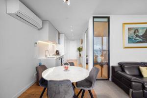 Η κουζίνα ή μικρή κουζίνα στο Wyndham Harbour Luxury Bayside Haven with parking