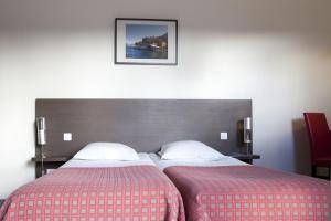 2 nebeneinander sitzende Betten in einem Schlafzimmer in der Unterkunft Villa Bellagio Villejuif by Popinns in Villejuif