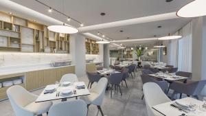 un restaurante con mesas y sillas y un bar en SANTA MARINA RESORT en Glífa