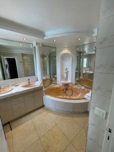 旺斯的住宿－La Bergerie B&B，大型浴室设有两个盥洗盆和一个大浴缸。