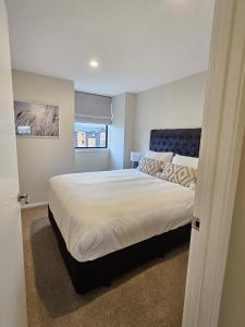 a bedroom with a bed and a window at 16 Tewa St in Queenstown
