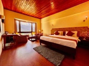 Ramayan Resort, in City Centre Manali By Ramanand Sagar في مانالي: غرفة نوم بسرير كبير في غرفة