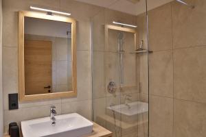 een badkamer met een wastafel en een douche bij Apartment Hoamat in Fulpmes