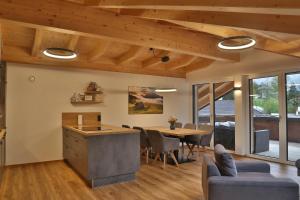 een keuken en eetkamer met een houten plafond bij Apartment Hoamat in Fulpmes +16 foto's