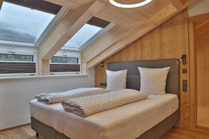 een slaapkamer met een bed in een kamer met dakramen bij Apartment Hoamat in Fulpmes