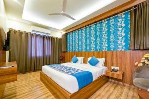 1 dormitorio con 1 cama con papel pintado azul y blanco en Rosewood Suites Near IGI Airport en Nueva Delhi