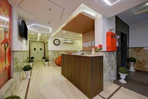 um átrio com uma recepção num edifício em Rosewood Suites Near IGI Airport em Nova Deli