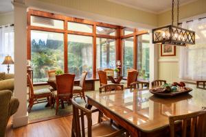 a dining room with a table and chairs at Aloha Junction Guest House - 5 min from Hawaii Volcanoes National Park in Volcano