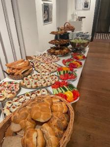 una mesa con muchos tipos diferentes de pan y repostería en Hotel Bila Ruze, en Písek
