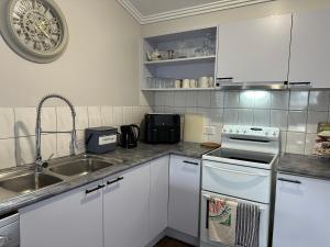 Η κουζίνα ή μικρή κουζίνα στο Daisy Cottage on Duke 2BR