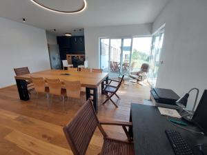 eine Küche und ein Esszimmer mit einem Tisch und Stühlen in der Unterkunft Apartmán Business Comfort se zahradou in Hradec Králové