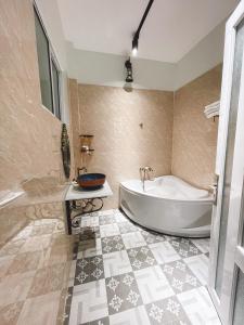 baño grande con bañera y lavamanos en PINETOWN Homestay, en Da Lat