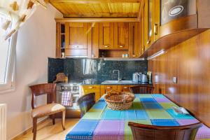 uma cozinha com uma mesa com um cesto em Villa Edem em Kassiopi