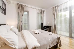 Un pat sau paturi într-o cameră la Romexpo Relax Spacious Apartment