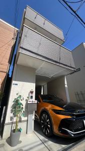 大阪市にある難波南3 room 115m2 Matsu1の車はサンルーム付きのガレージに駐車されている