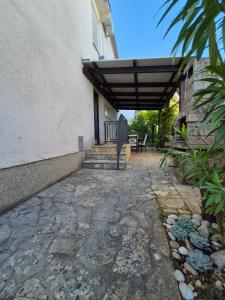patio z ławką i markizą na budynku w obiekcie Holiday Home Marija w mieście Vantačići