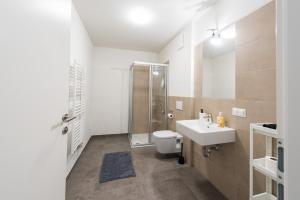 Phòng tắm tại Muzeta Graz - Eco-Friendly Parkview Holiday Apartments in Graz’s Smart City