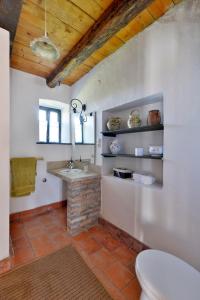 Un baño con lavabo e inodoro en una habitación. en Füge Major, en Balatonlelle