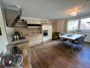 cocina y comedor con mesa y sillas en Apartment LANDECK-CITY, en Landeck