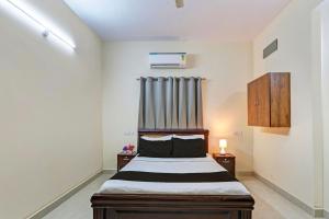 1 dormitorio con 1 cama en una habitación en Super OYO Sri Nirvana Edge, en Ameerpet