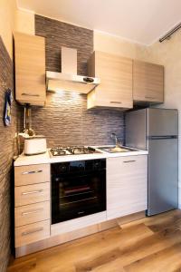 uma cozinha com um fogão e um frigorífico em Verdemare em Duino