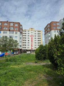 un edificio con un cartel que dice ciudad en Gabala Tufandag City Hotel, en Gabala