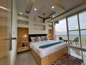 sypialnia z łóżkiem i dużym oknem w obiekcie Kamlesh Lodge w mieście Bhavnagar