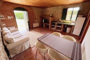 a living room with a table and chairs and a couch at Casita Adosada con jardín en Finca privada en Baix Empordà in L'Estartit