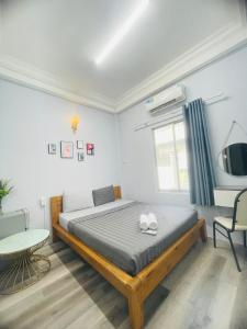 Un dormitorio con una cama y una mesa. en Lyly Hotel - Pham Ngu Lao, en Ho Chi Minh