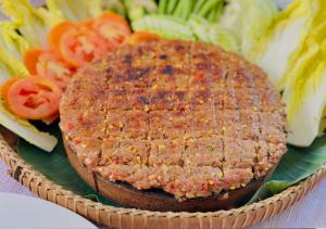une assiette de nourriture avec un hamburger et des légumes dans l'établissement Cheata Residence, à Siem Reap