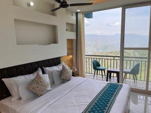 1 Schlafzimmer mit einem Bett und einem Balkon mit Aussicht in der Unterkunft Shekhar Royal classic in Bhavnagar