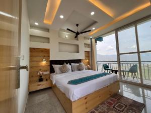 1 dormitorio con cama y ventana grande en Shekhar Royal classic, en Bhavnagar
