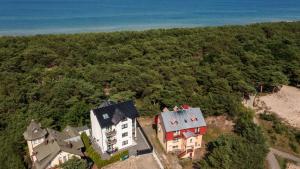 eine Luftansicht eines Hauses am Strand in der Unterkunft Sun&Sea in Jastarnia