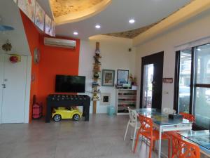 a living room with a table and a yellow toy car at No.1 Shelter in Toucheng