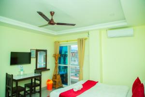 TV a/nebo společenská místnost v ubytování Hotel Pokhara Suites
