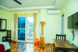 TV a/nebo společenská místnost v ubytování Hotel Pokhara Suites