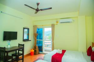 Sjónvarps- og/eða afþreyingartæki á Hotel Pokhara Suites