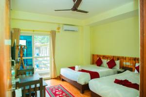 Postel nebo postele na pokoji v ubytování Hotel Pokhara Suites