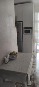 uma cozinha com uma mesa com uma taça de fruta em Apartment in Batumi em Batumi