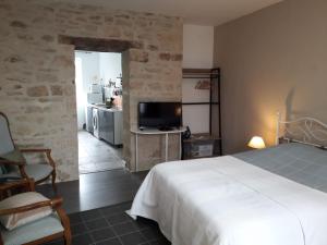 1 dormitorio con 1 cama grande y cocina en "Cosy trendy" - appart étage 1 - Loc'h finistère - N3, en Quimper
