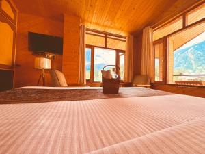 sypialnia z łóżkiem i dużym oknem w obiekcie Royal Kanji INM 