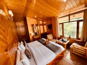 sypialnia z dużym łóżkiem w drewnianym pokoju w obiekcie Royal Kanji INM 