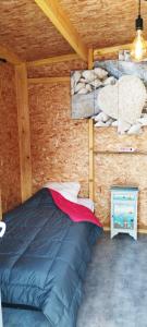 Postel nebo postele na pokoji v ubytování CAMPING LES EMBRUNS 3*