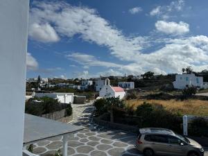 een auto geparkeerd op een parkeerplaats in een stad bij Anais in Mykonos-stad