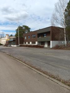 um parque de estacionamento vazio em frente a um edifício em Old Bank em Hämeenkoski