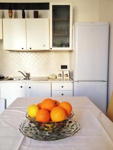ソルソにあるB&B Cheap Holidaysの台所のテーブルに並ぶオレンジ・レモン