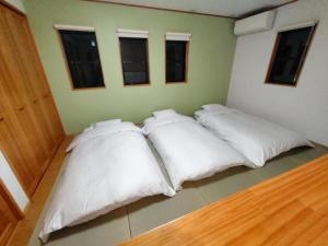 Rúm í herbergi á 京都站750米 交通便利 适合2-4位居住 独栋民居 京旅小築
